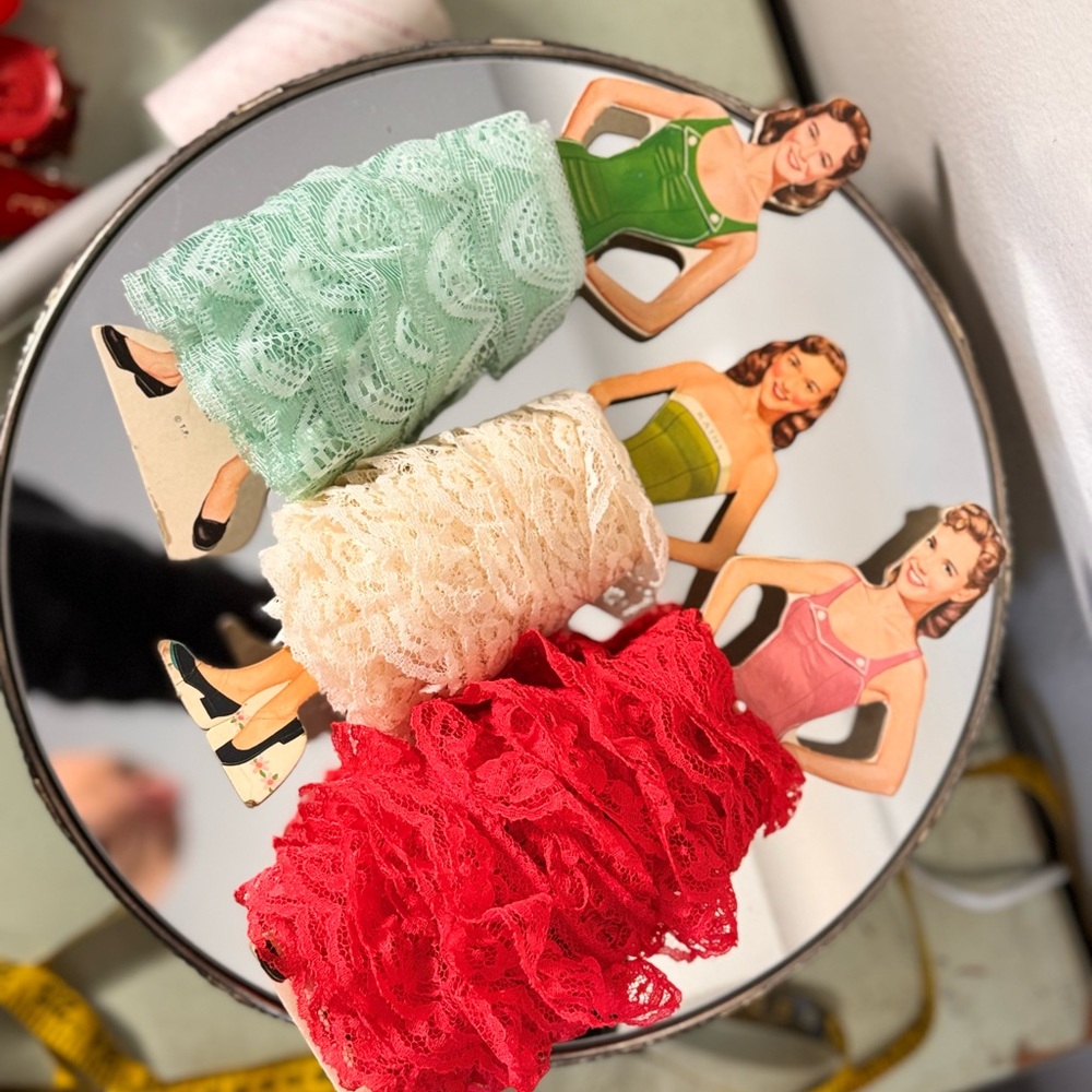 Vintage Ribbon Spun on Vintage Cardboard Dolls - Picture 3 of 6